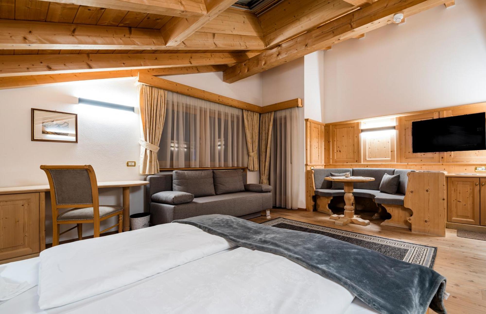 Garni Hotel Rosengarten B&B Сельва-ді-Валь-Гардена Екстер'єр фото